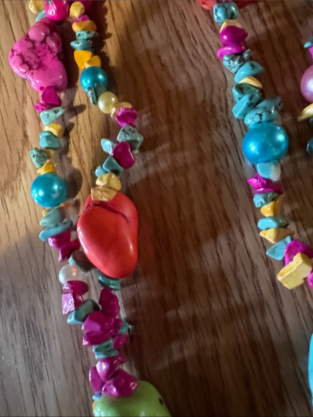 VINTAGE MULTICOLORED HOWLITE AND DYED STONE CHUNKY 18 - 21" NECKLACE - Picture 5 of 10